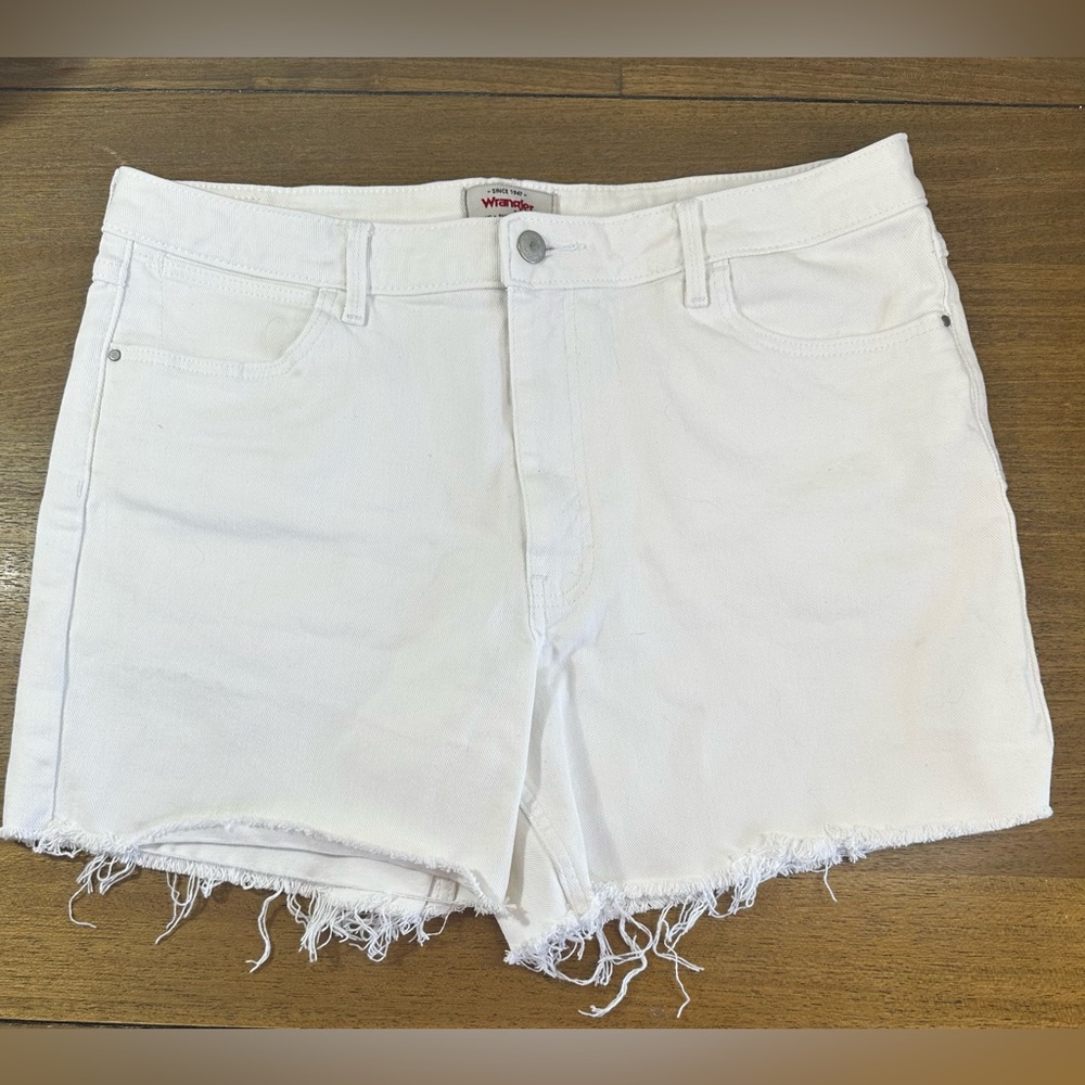 NWOT WRANGLER Classic‎ White Jean Roll Shorts Womens Size 12 - Picture 2 of 6